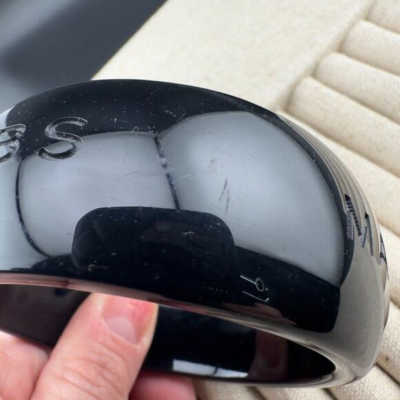 Marc By Marc JACOBS Spell out Black Wide Bangle Statement Bracelet 8" - Picture 6 of 6